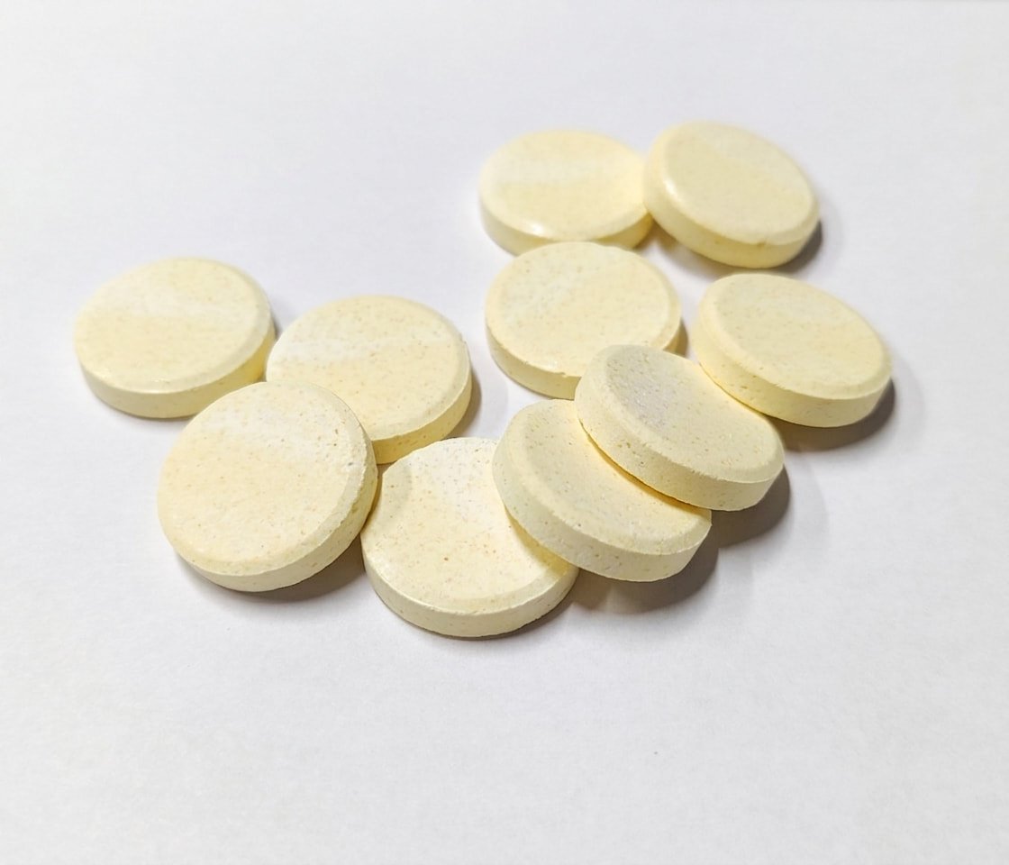 Manufactured effervescent multivitamin tablets Effervescent multivitamin tablets after manufacturing