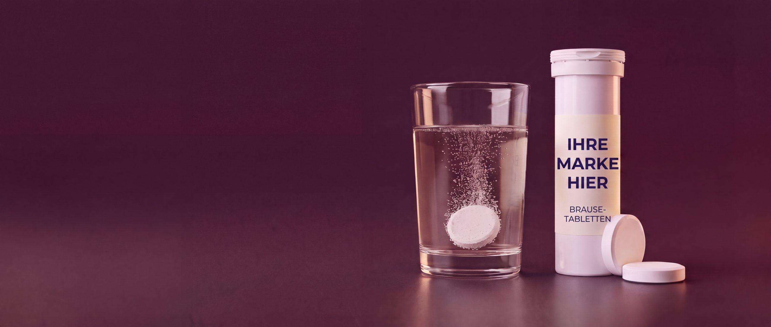 Private-Label-Röhrchen für Brausetabletten mit Etikett IHRE MARKE HIER und einer sich in einem Glas Wasser auflösenden Tablette