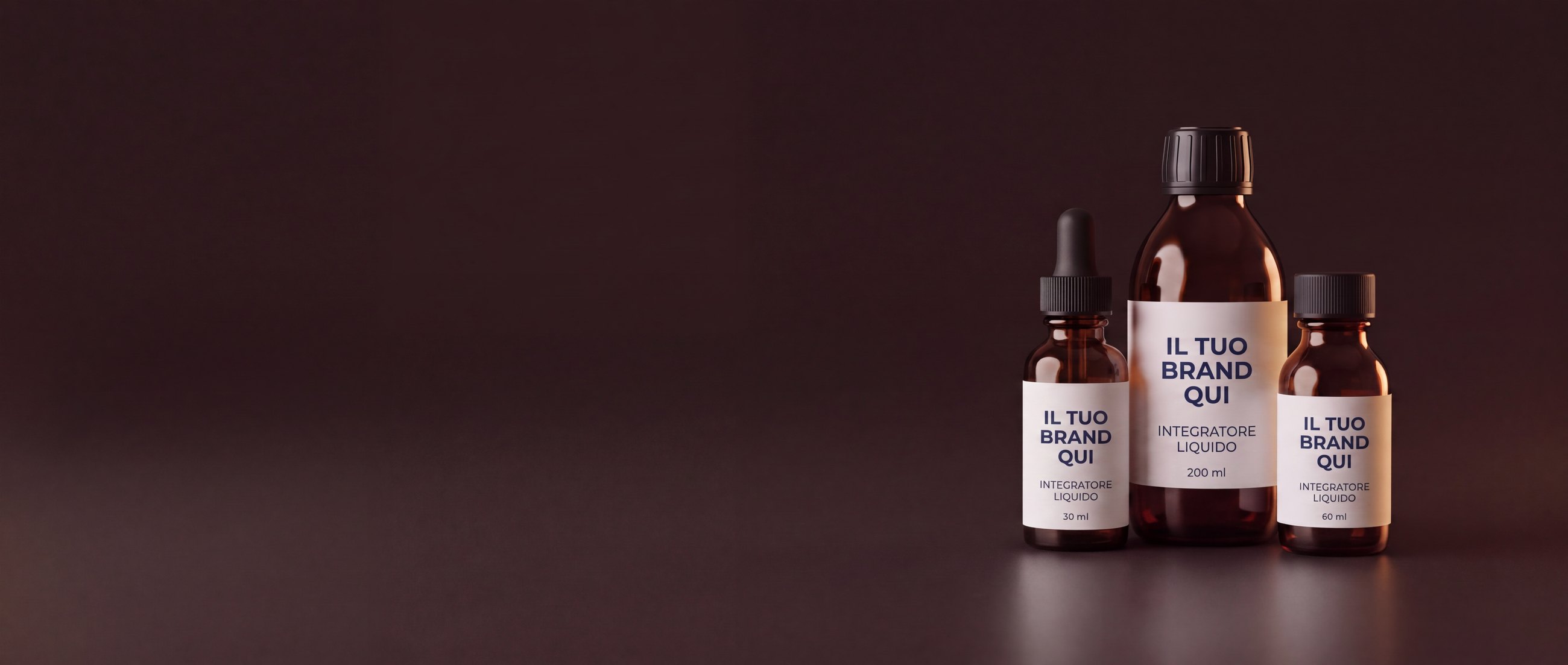 Flaconi di vetro ambrato con etichette IL TUO BRAND QUI — mockup private label, 30, 60 e 200 ml
