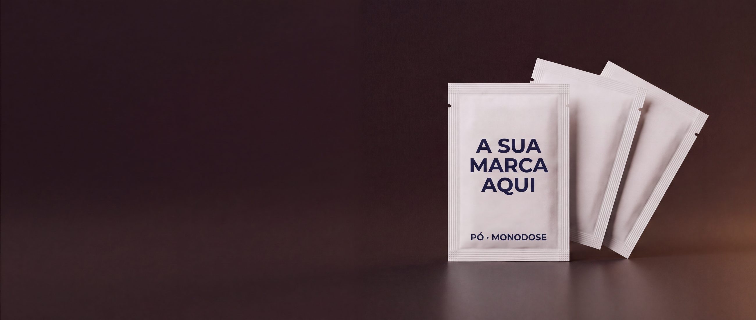 Saquetas de pó em branco com A SUA MARCA AQUI impresso na frente — maquete de marca própria