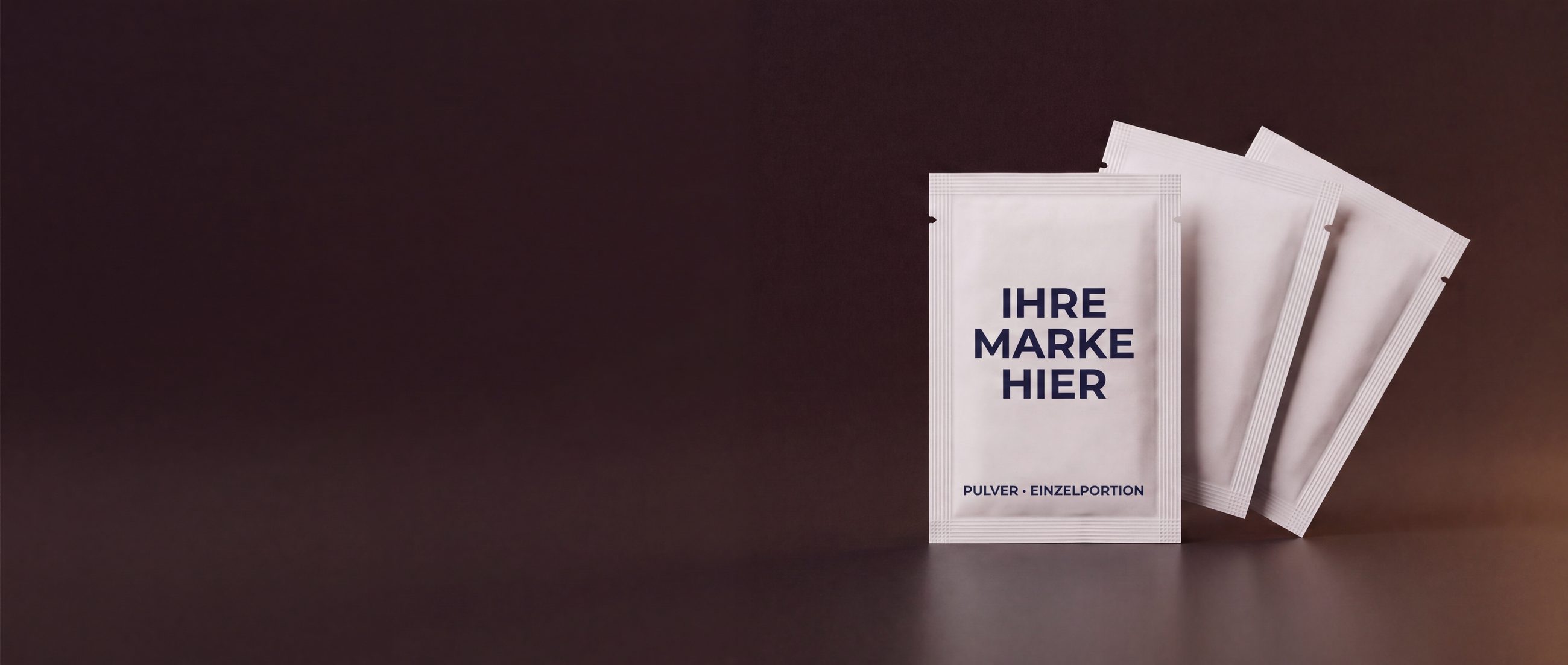 Leere Pulver-Sachets mit dem Aufdruck IHRE MARKE HIER — Private-Label-Mockup