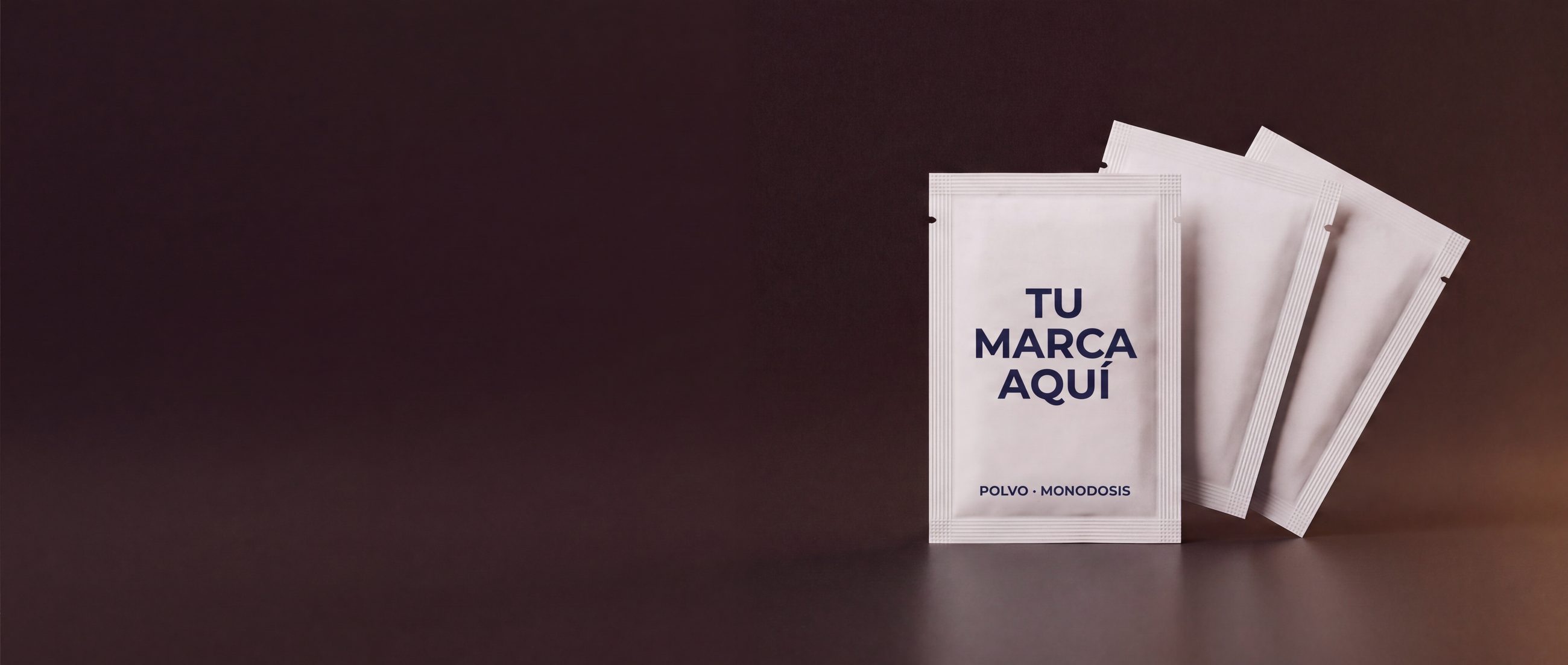 Sobres de polvo en blanco con SU MARCA AQUÍ impreso en el frente — maqueta de marca blanca
