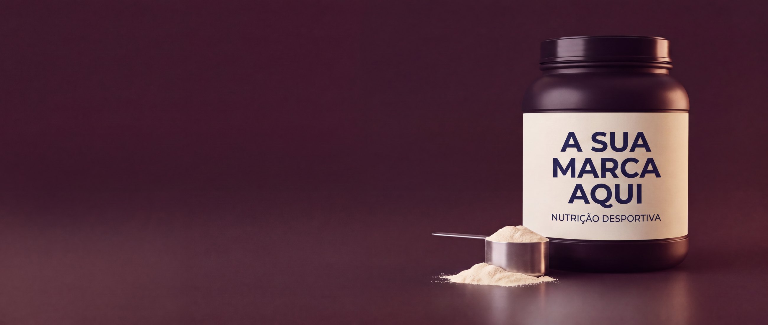 Boião de nutrição desportiva de marca própria com rótulo placeholder para a sua marca e uma colher de pó