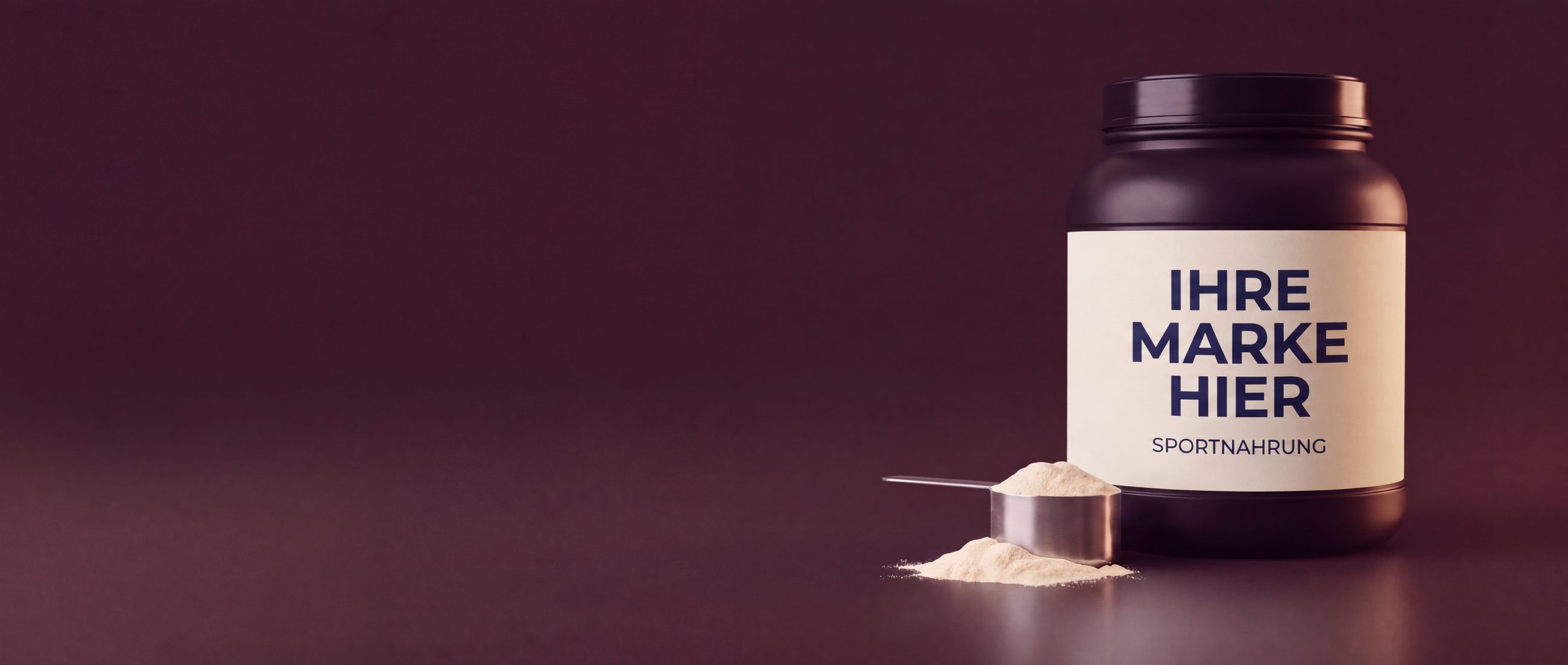 Private-Label-Sportnahrungsdose mit Platzhalter-Etikett für die eigene Marke und einem Dosierlöffel Pulver
