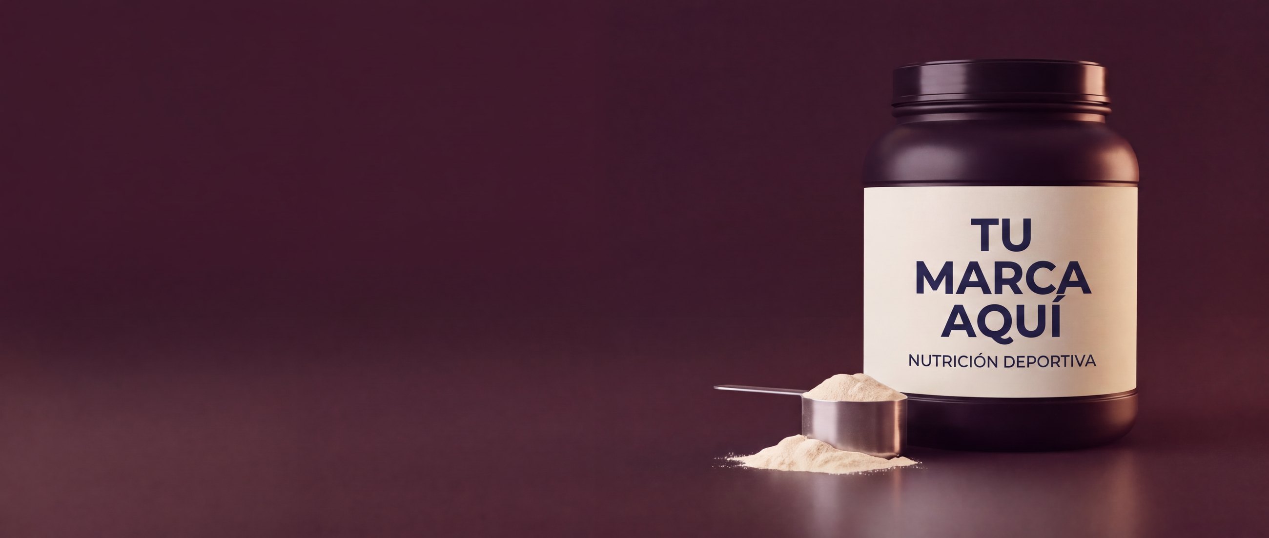 Bote de nutrición deportiva de marca blanca con una etiqueta de ejemplo SU MARCA AQUÍ y un cacito de polvo