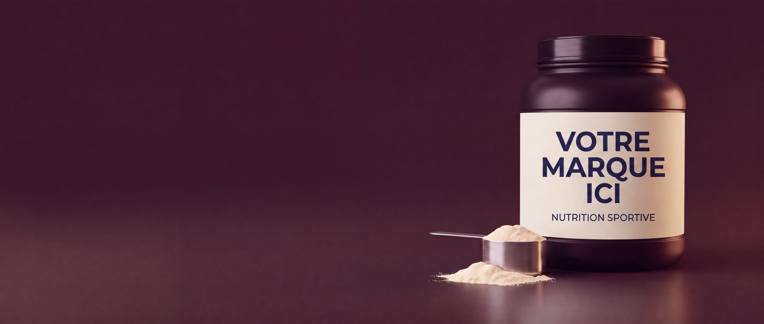 Pot de nutrition sportive en marque blanche avec étiquette provisoire « votre marque ici » et une cuillère de poudre