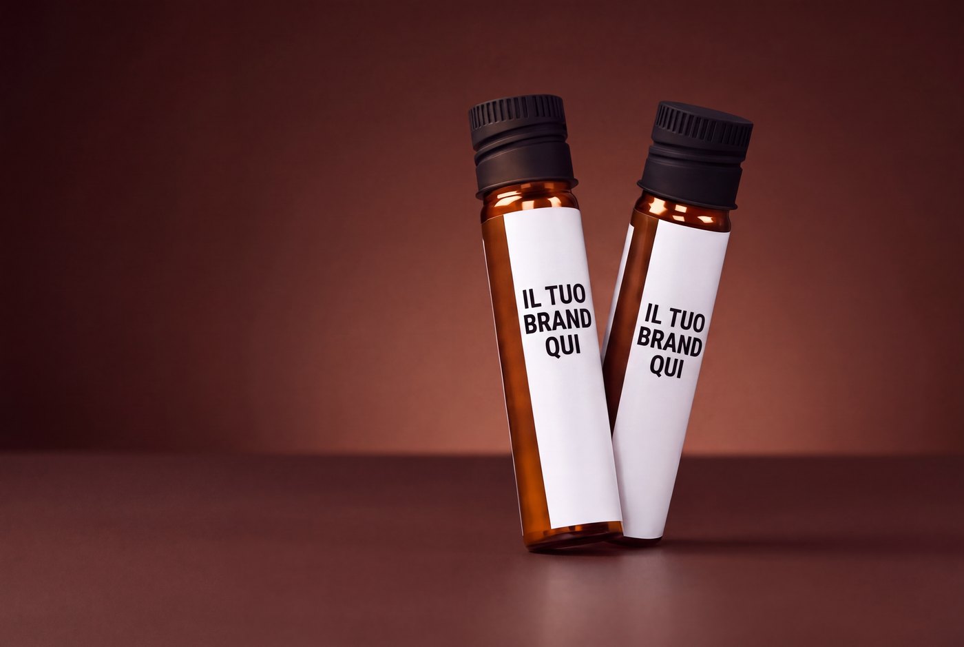 Shot monodose di integratori liquidi private label in fiale di vetro ambrato con tappo a vite nero ed etichette avvolgenti bianche
