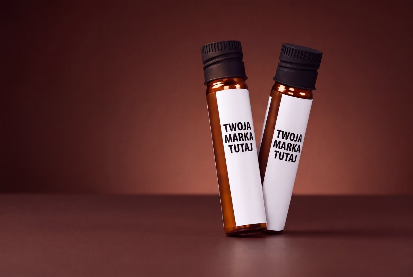 Jednoporcjowe shoty suplementów w płynie private label w bursztynowych fiolkach szklanych z czarnymi zakrętkami i białymi etykietami owijkowymi