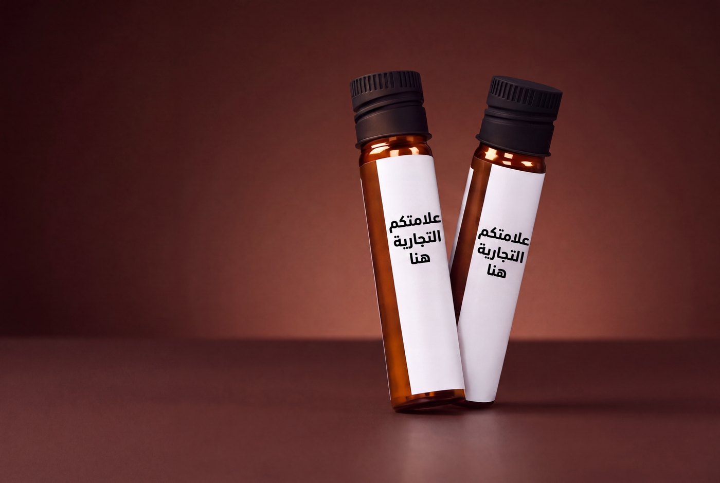 جرعات فردية من مكملات سائلة بنظام Private Label في قنينات زجاجية عنبرية بأغطية لولبية سوداء وملصقات بيضاء محيطة