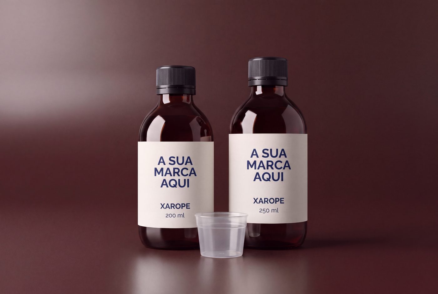 Xaropes de suplemento líquido de marca própria em frascos de vidro âmbar de 200 e 250 ml com copo doseador