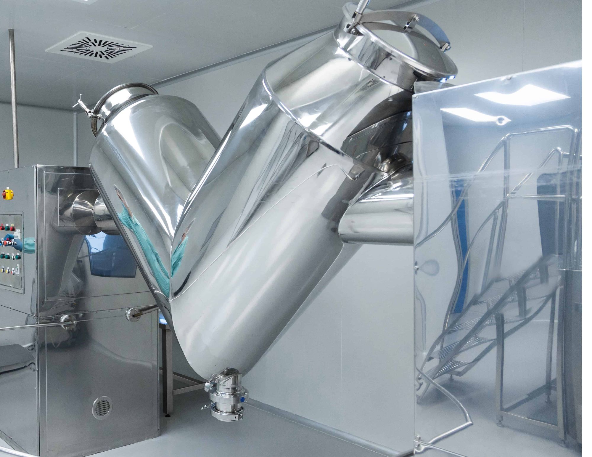 Industrial mixer for sports nutrition powders at the Pharma Manufacture facility