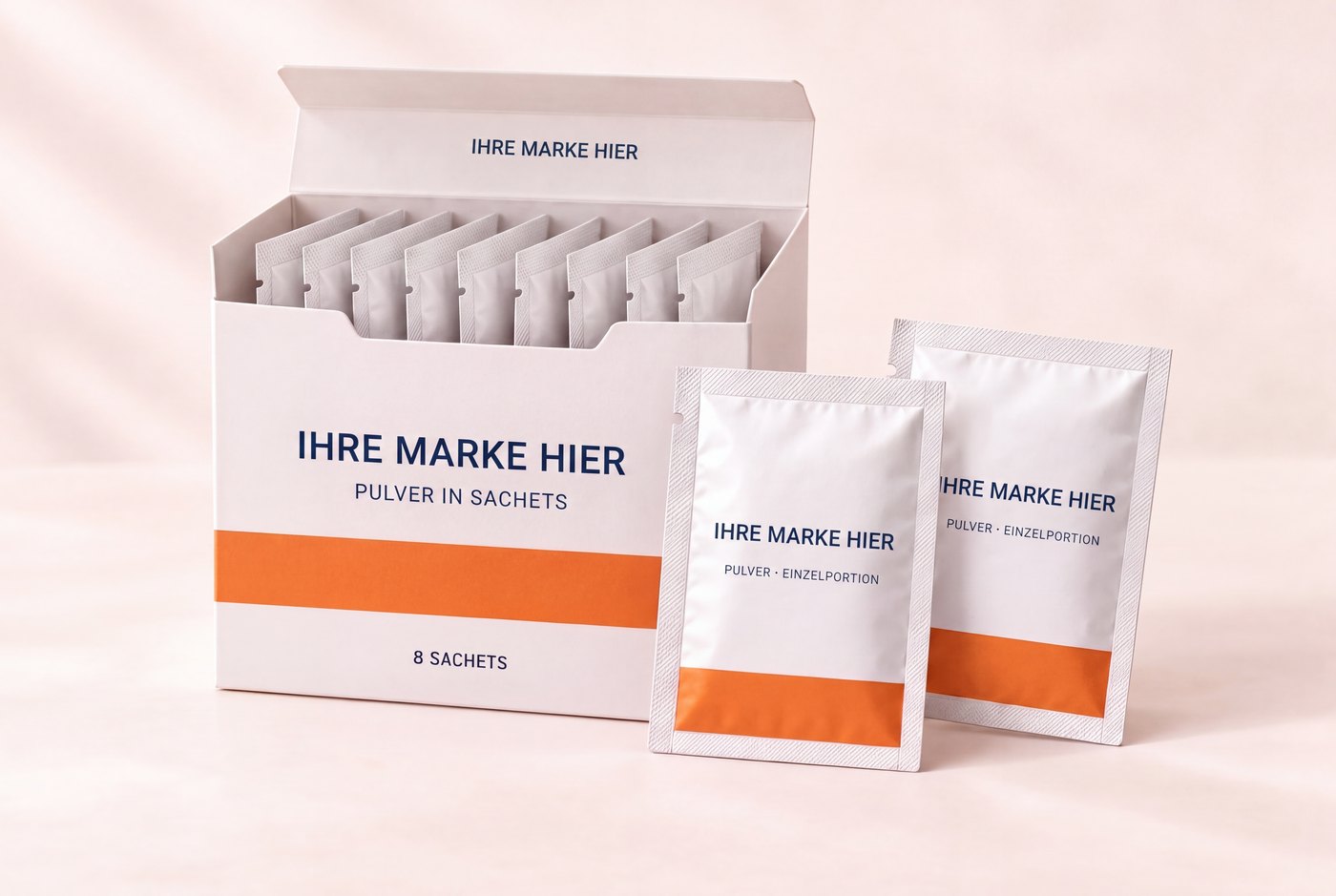 Private-Label-Faltschachtel mit Pulver-Sachets, daneben zwei einzelne Sachets — Beispiel für Außenverpackung