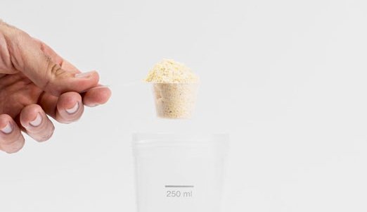 Private label sports nutrition powder Sports nutrition protein powder measured with a dosing scoop